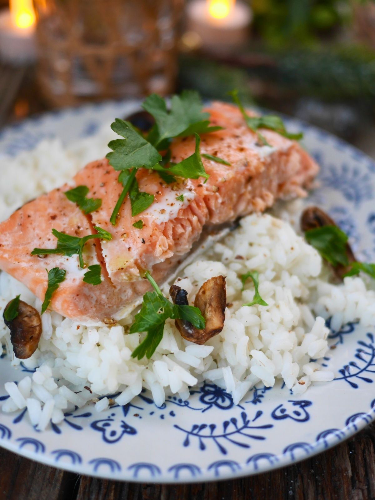 Saumon grillé sur riz, garni de persil frais