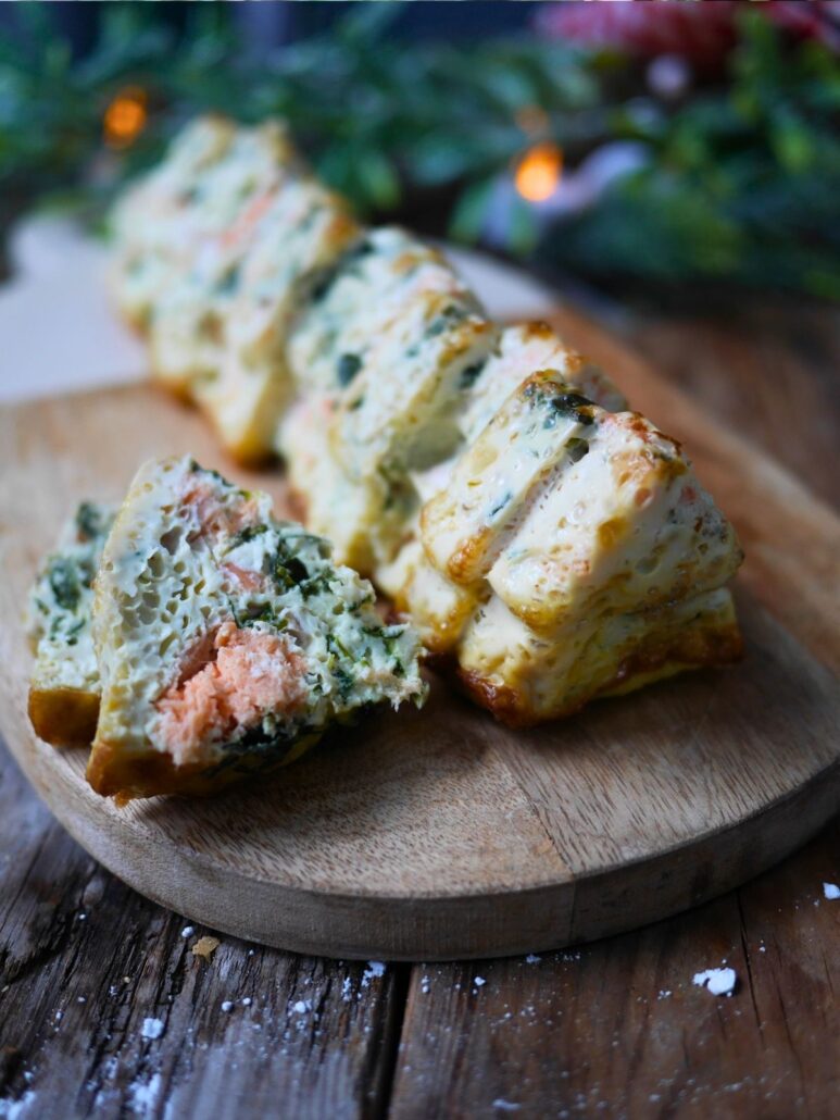 Terrine aux deux saumons et épinards en forme de sapin servie sur une planche en bois.