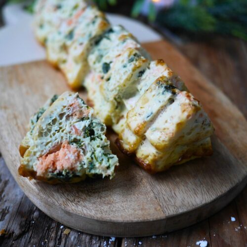 Terrine saumon épinards sur planche en bois rustique