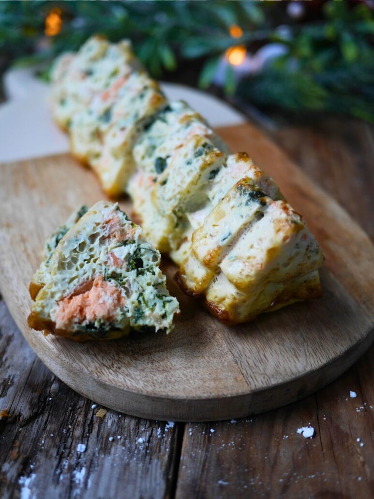 Tranche de terrine de poisson montrant les morceaux de saumon frais et fumé et les épinards.