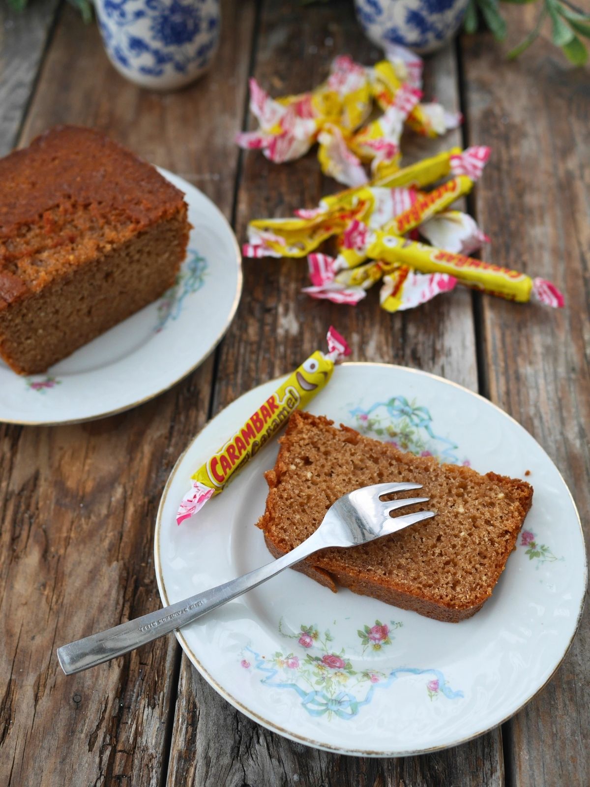 Gâteau, Carambar et vaisselle vintage sur table en bois.