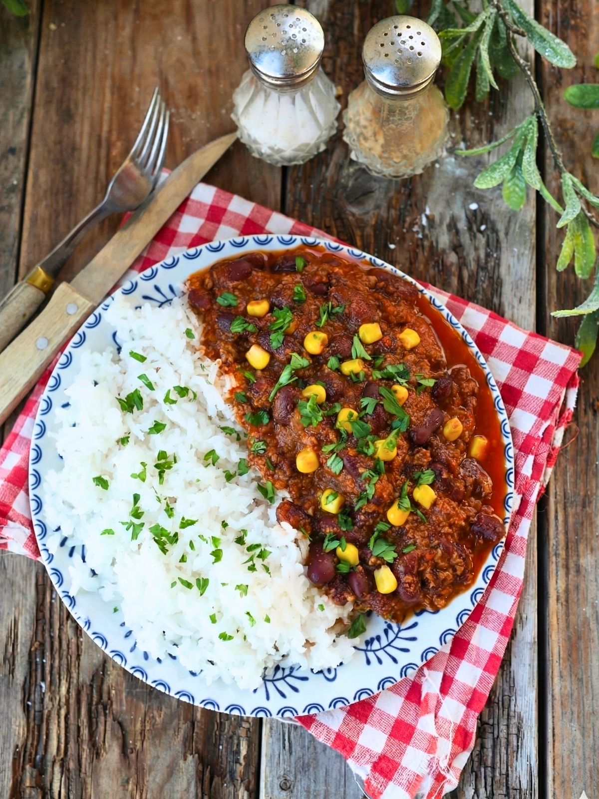 Chili con carne et riz sur assiette