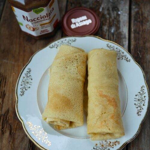 Crêpes à la nocciolata bio sur assiette vintage.