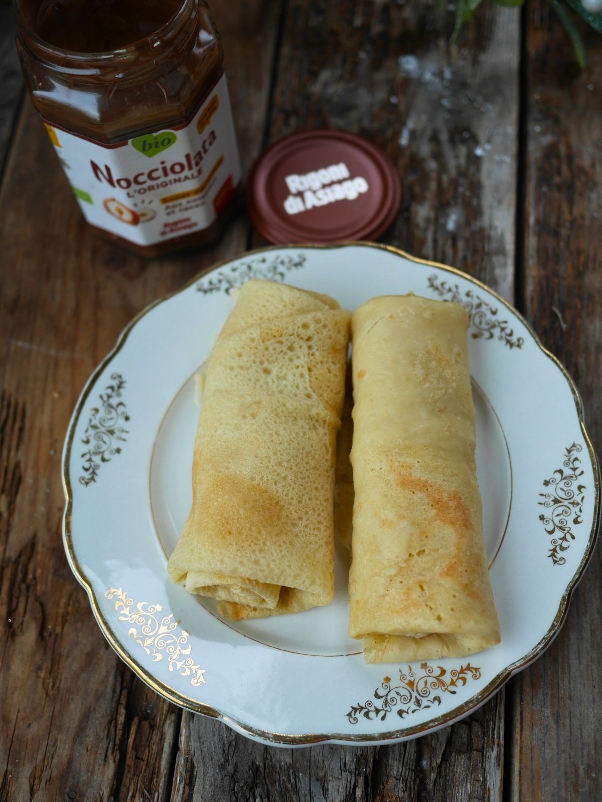 Crêpes à la nocciolata bio sur assiette vintage.