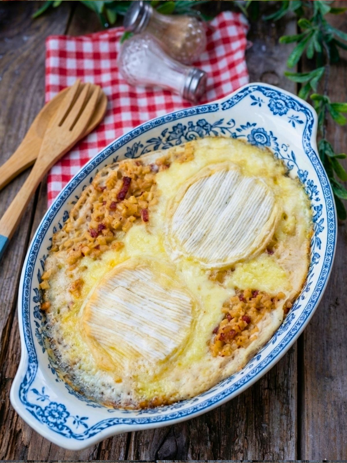 Tartiflette revisitée au camembert dans un plat décoratif