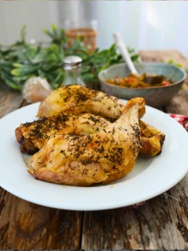 Cuisses de poulet rôties aux herbes, plat et sauce