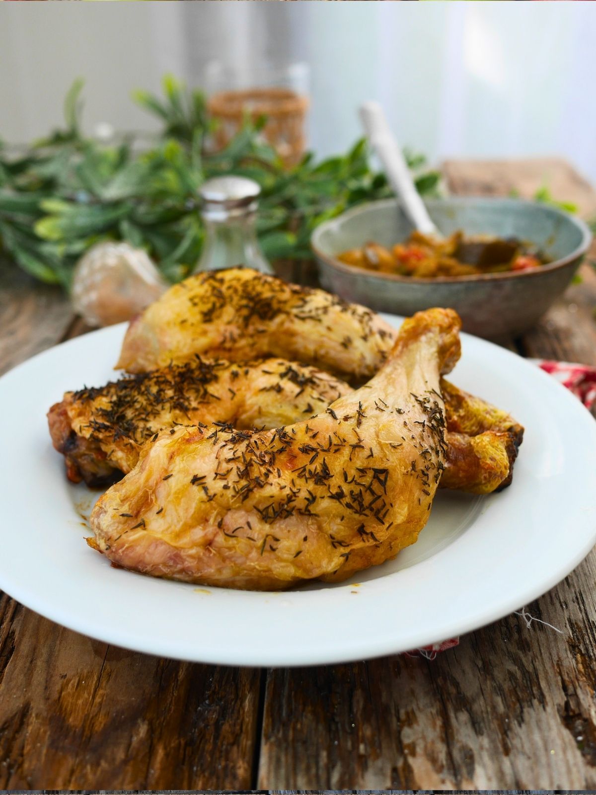 Cuisses de poulet rôties aux herbes, plat et sauce