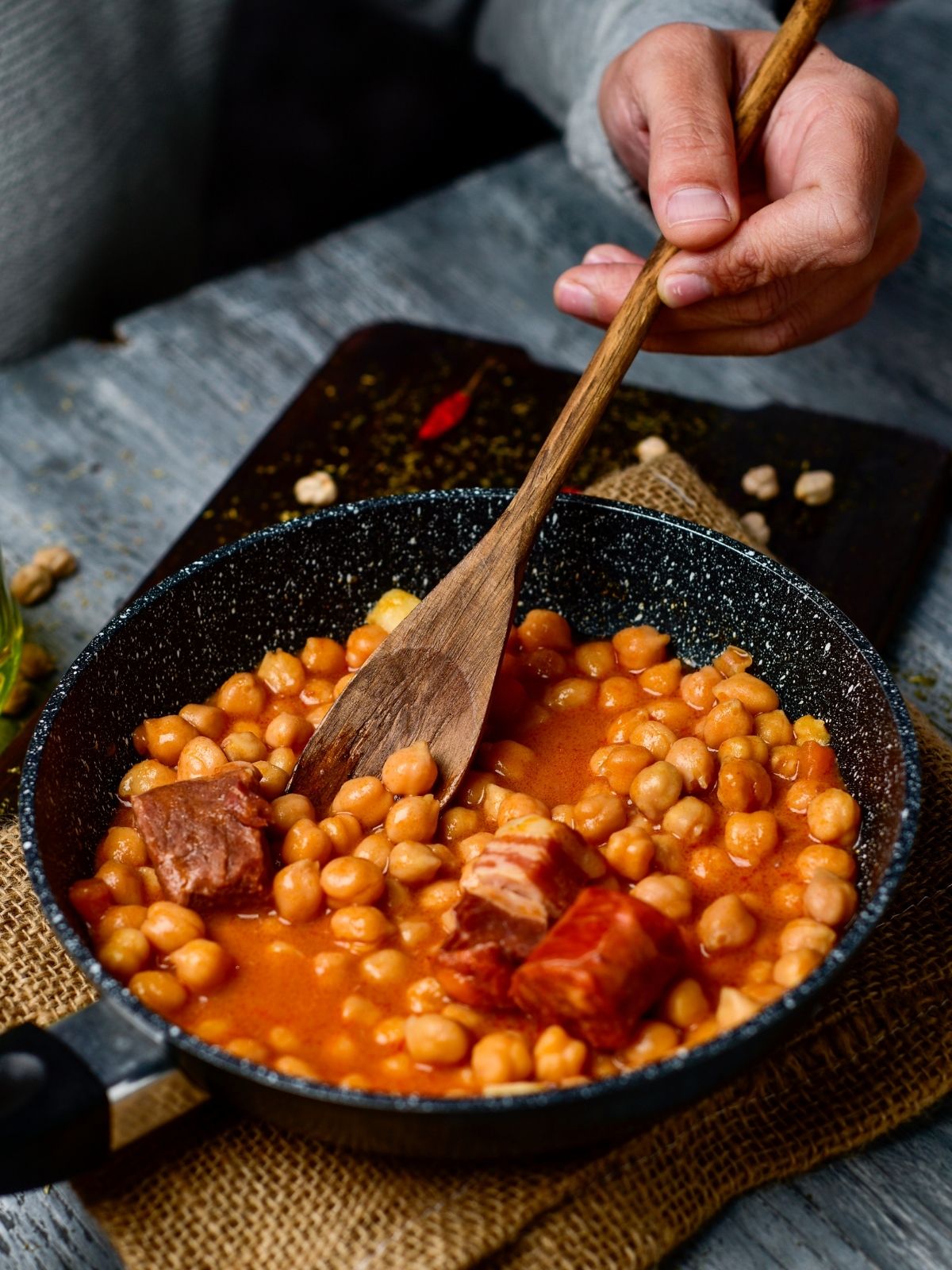 Pois chiches au chorizo, cuillère en bois