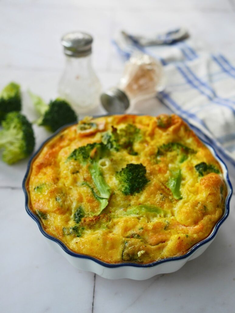 Clafoutis brocolis saumon dans un moule céramique cuit à l'airfryer