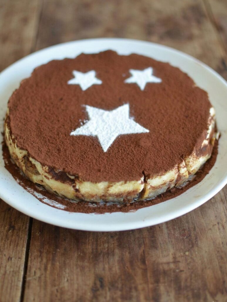 Cheesecake speculoos sur une assiette blanche