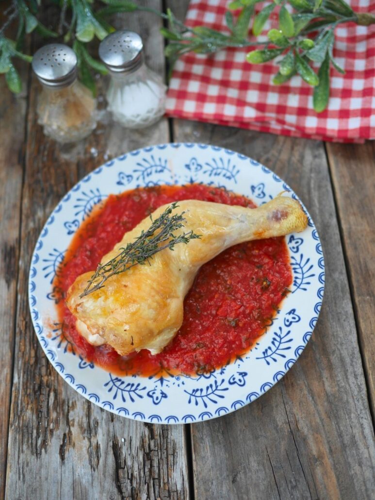 cuisse de poulet à la sauce tomate en assiette