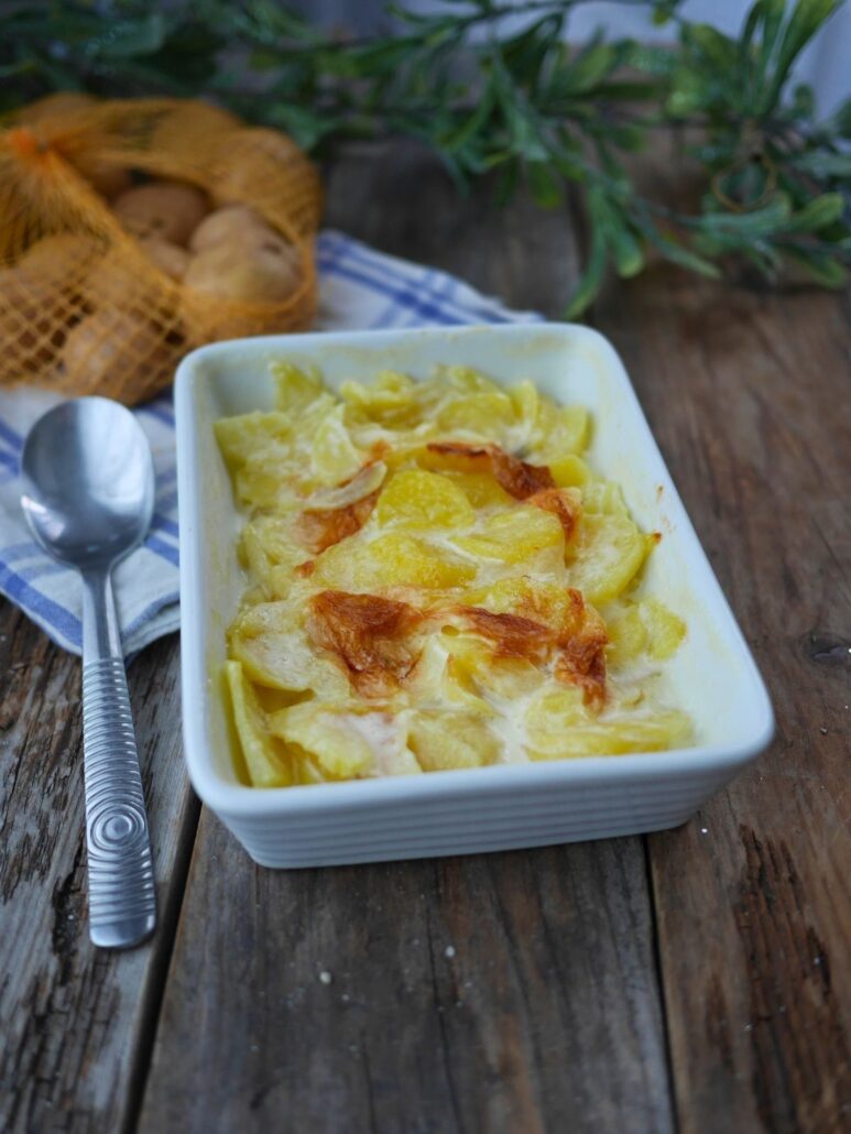 plat de gratin dauphinois et filet de pommes de terre en arriere plan