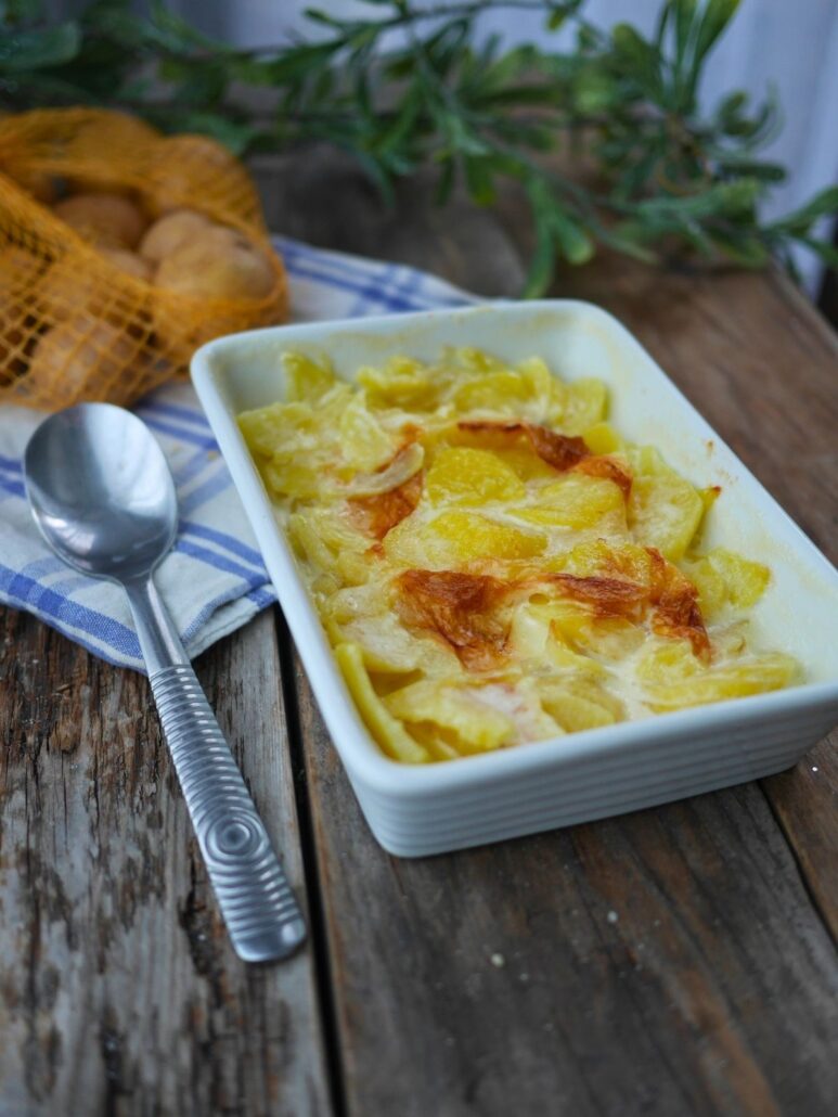 Plat de gratin dauphinois de pommes de tere à la crème
