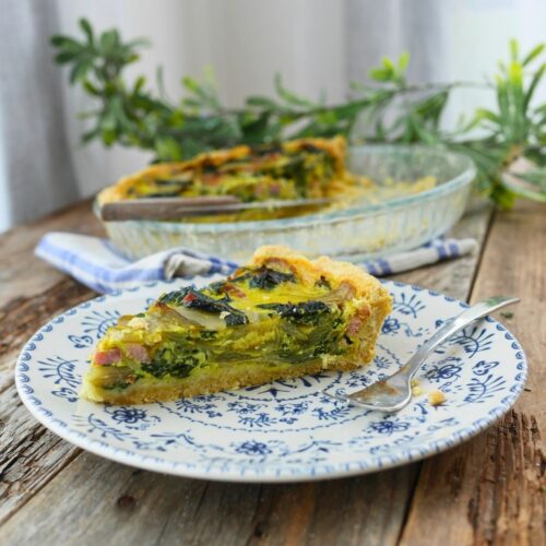 une part de quiche aux blettes et lardons dans une assiette