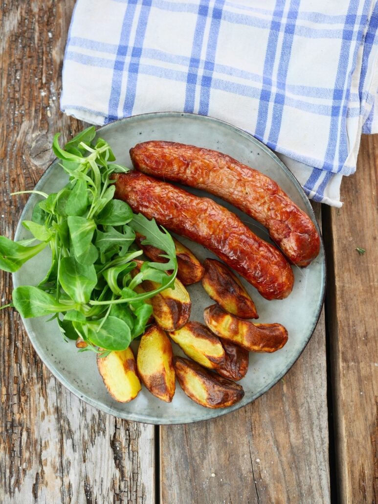 Assiette de saucisses grillées à l'airfryer