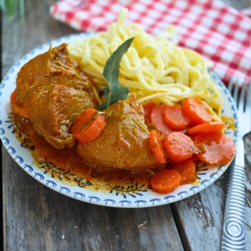 assiette de sauté de veau aux carottes et pâtes fraîches