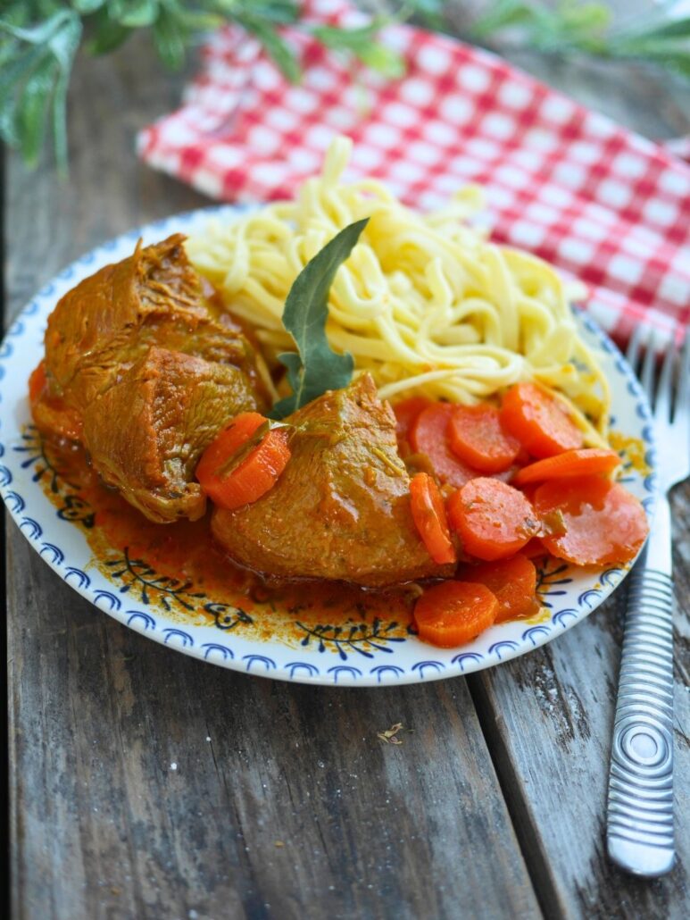 assiette de sauté de veau aux carottes et pâtes fraîches