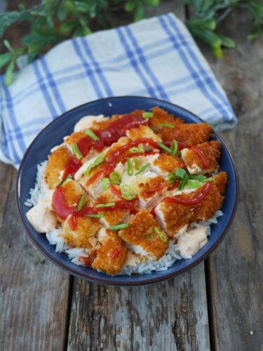 bol de tasty crousty avec poulet croustillant sauce et riz