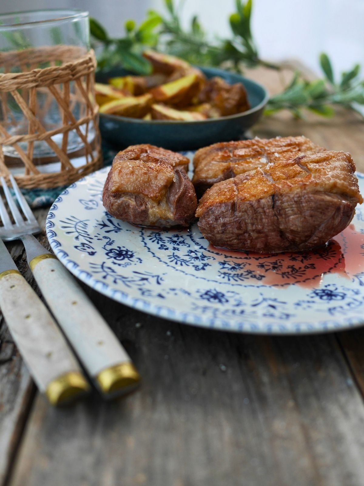 magret de canard à l'airfryer servi en assiette avec des potatoes