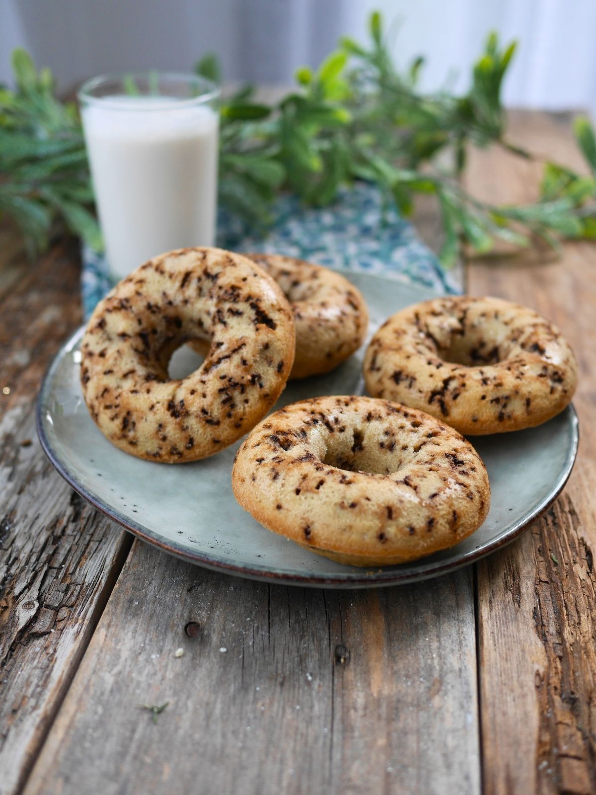 Assiette de donuts aux vermicelles chocolat et verre de lait