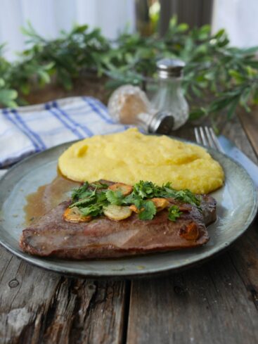Assiette de foie de veau à la persillade avec une purée de polenta