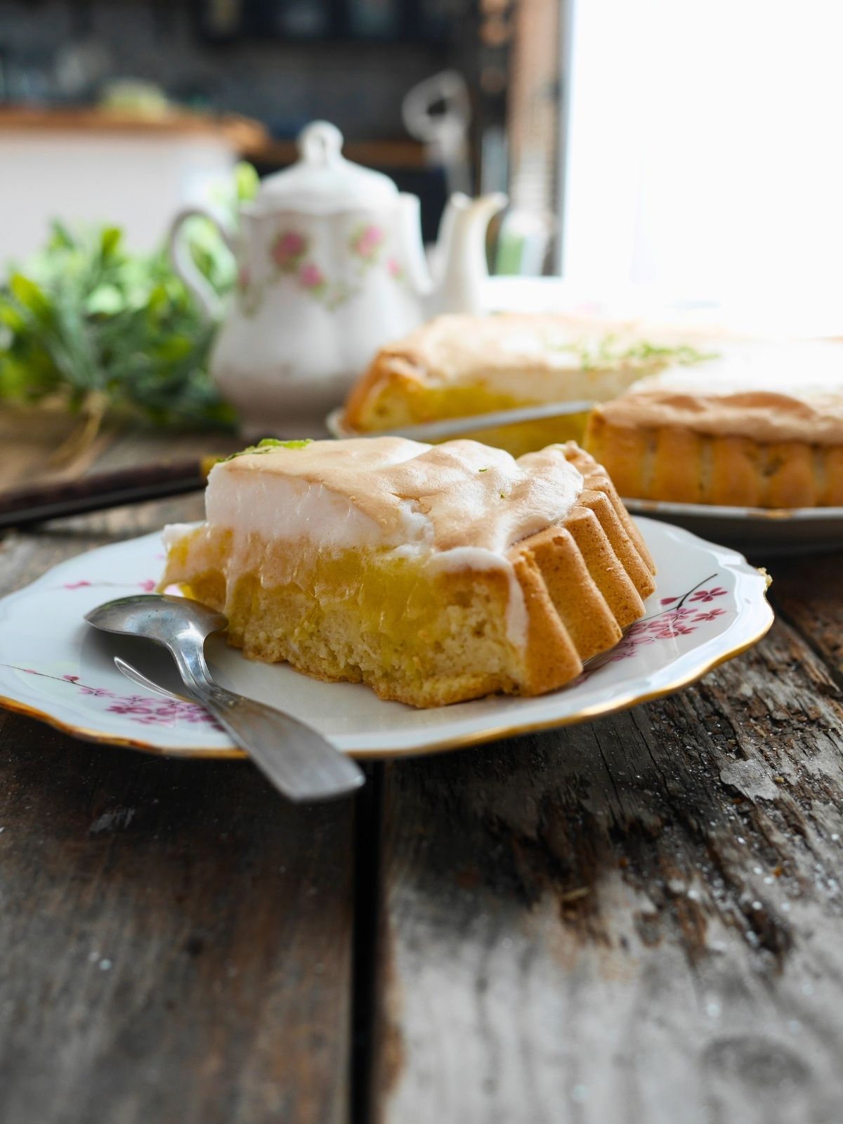 part de gâteau renversé citron meringué dans une assiette