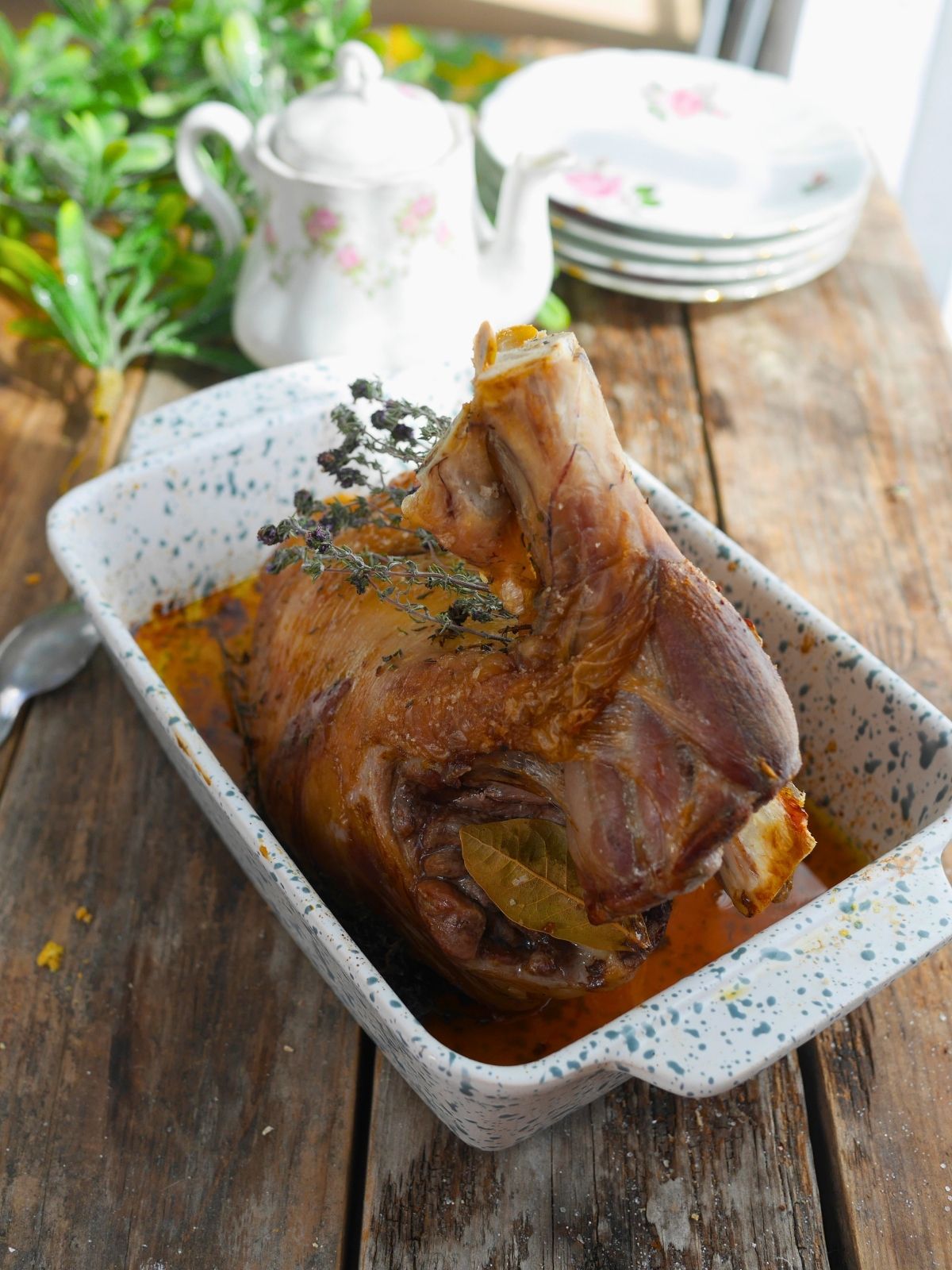 gigot d'agneau au four, avec du thym, cuit dans un plat en céramique