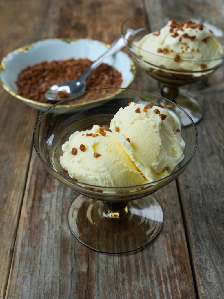 coupe de glace et d'éclats de caramel