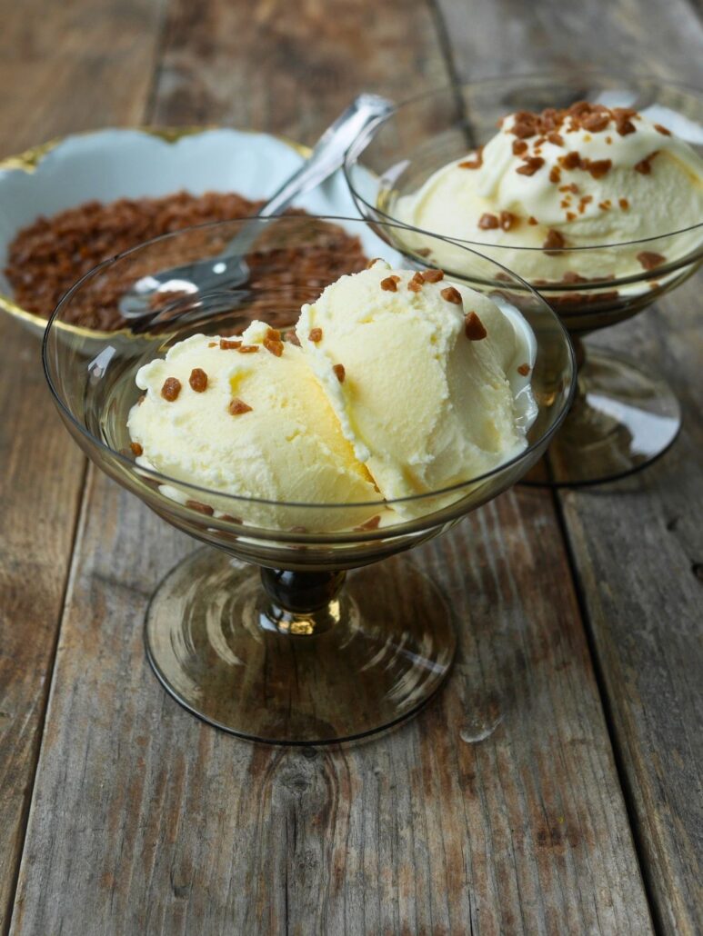 coupe de glace à la vanille avec du caramel