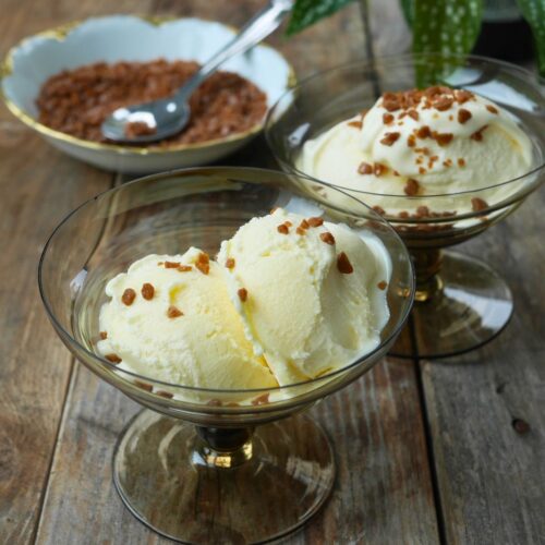 Coupelles avec de la glace vanille et des éclats de caramel