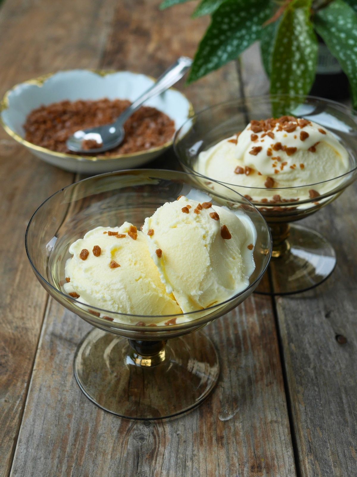 Coupelles avec de la glace vanille et des éclats de caramel