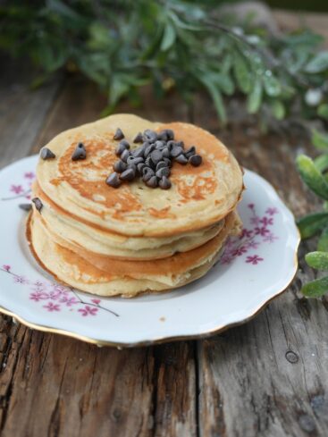 pile de pancakes dans une assiette avec pépites de chocolat