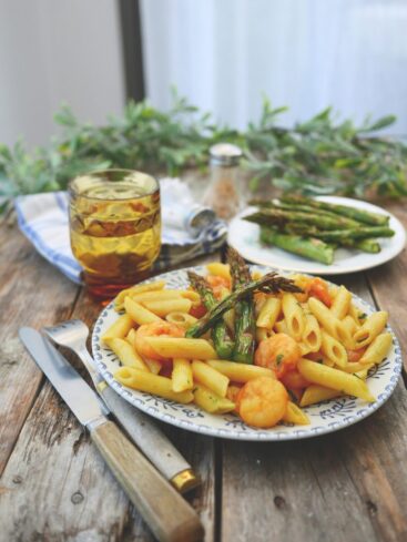 assiettes de pâtes rigatonnis aux asperges et crevette sauce curry