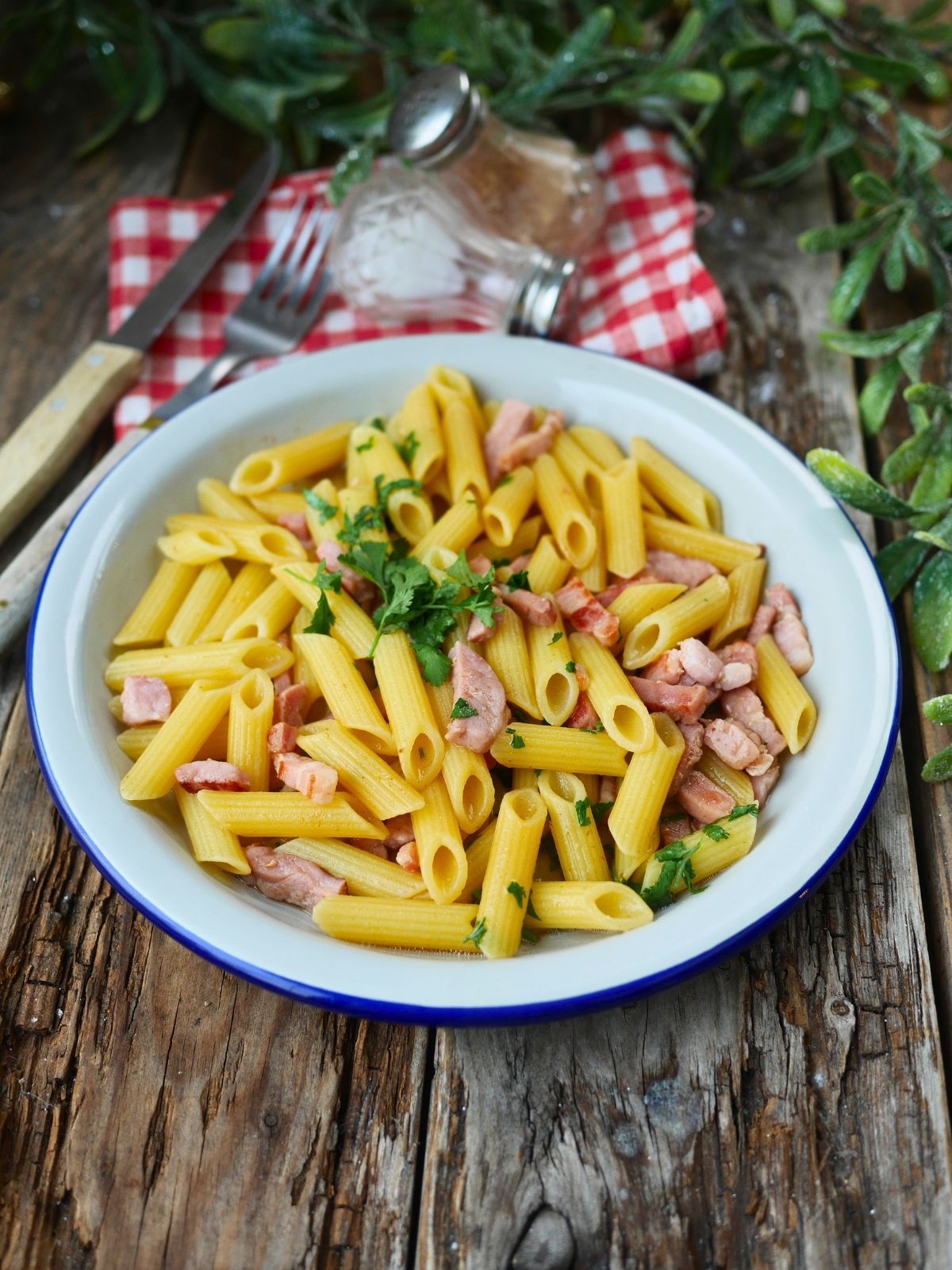 Assiette de pâtes aux lardons avec persil