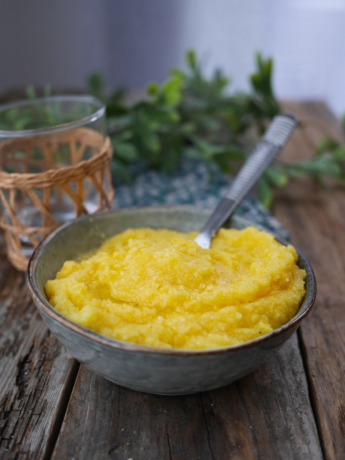 polenta cuite dans un bol avec une cuillère