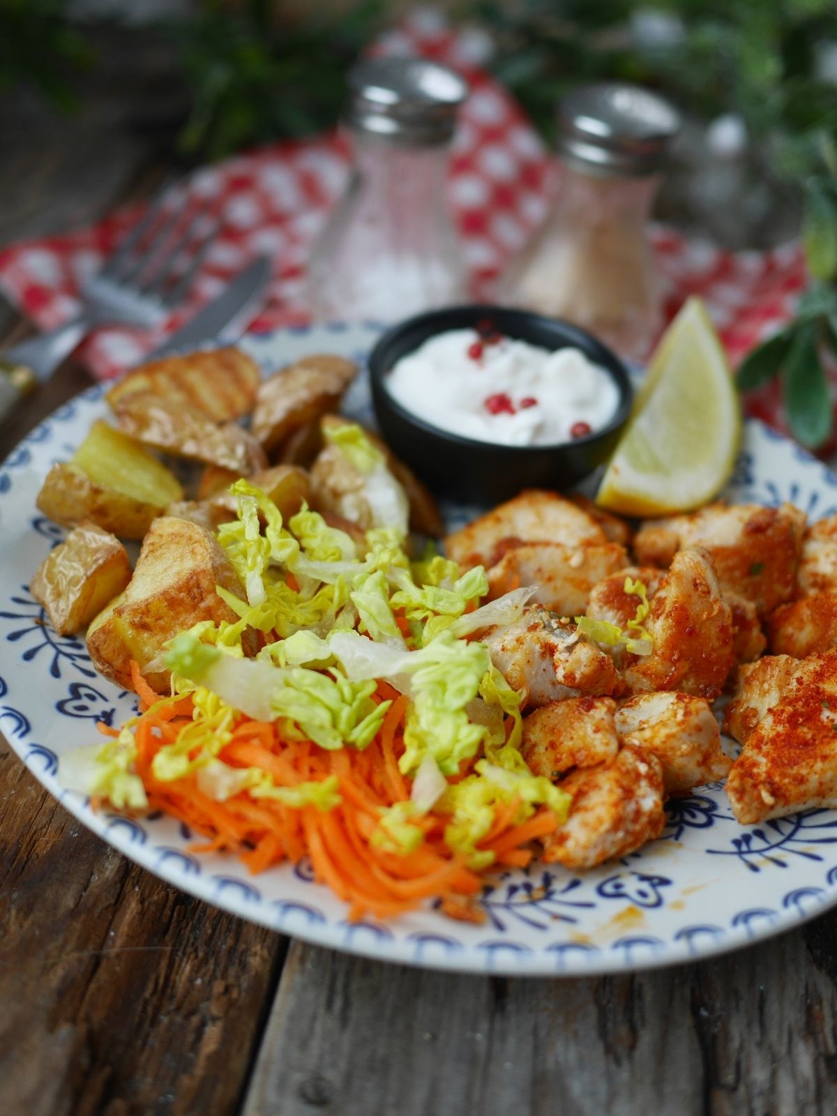 assiette de poulet shawarma et accompagnements
