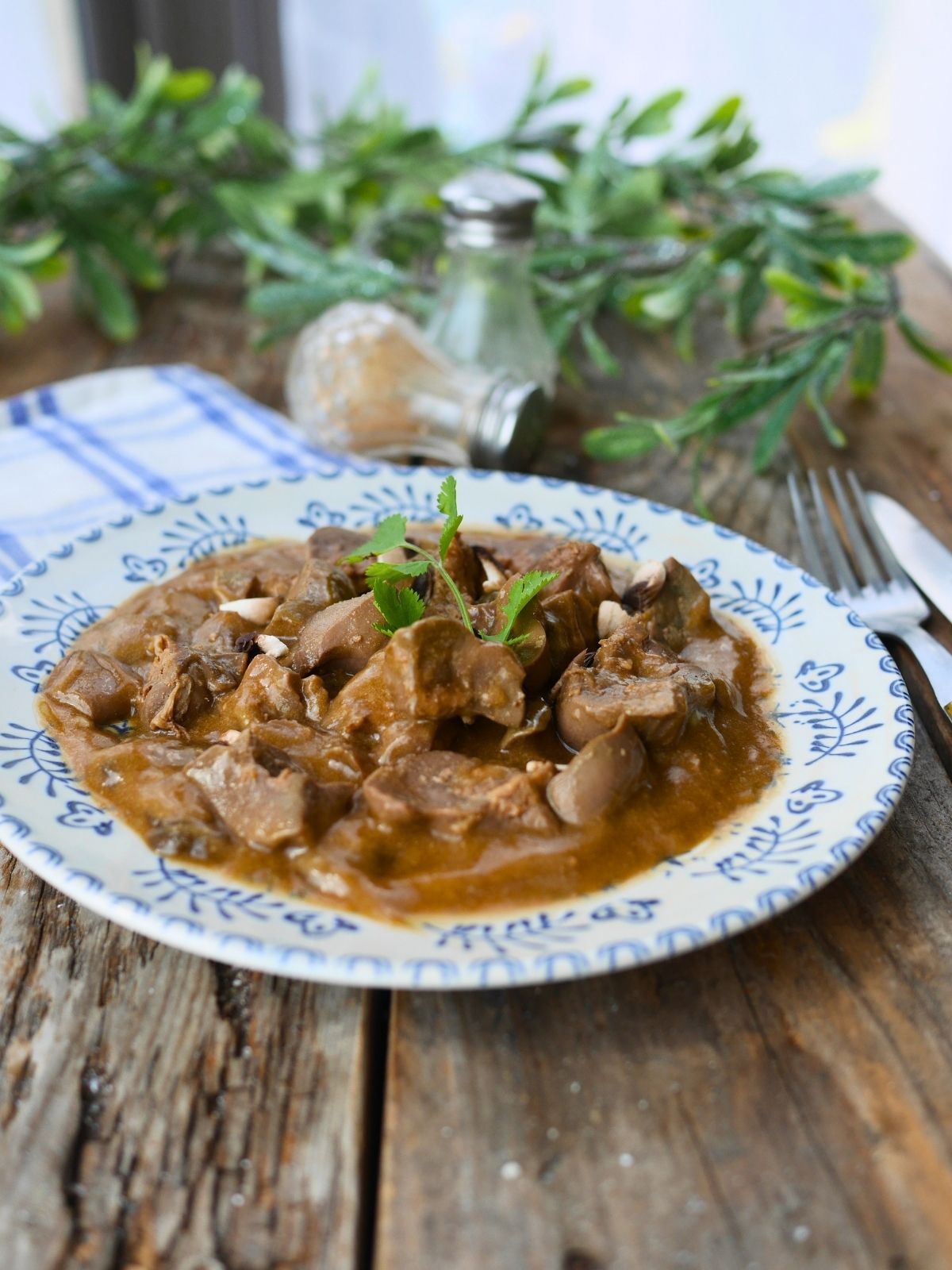 Assiette de rognons de veau à la sauce madère avec champignons, échalotes et persil