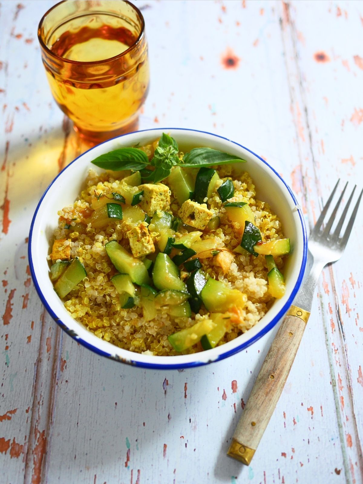 Assiette de quinoa courgettes tofu et curry