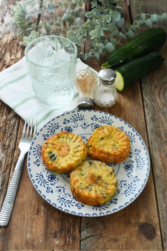 quiche sans pâte courgette chèvre dans une assiette bleu à motifs vintage